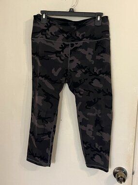Zyia Camo Cropped Leggings Women's Size 14-16 Black Workout Gym Athletic